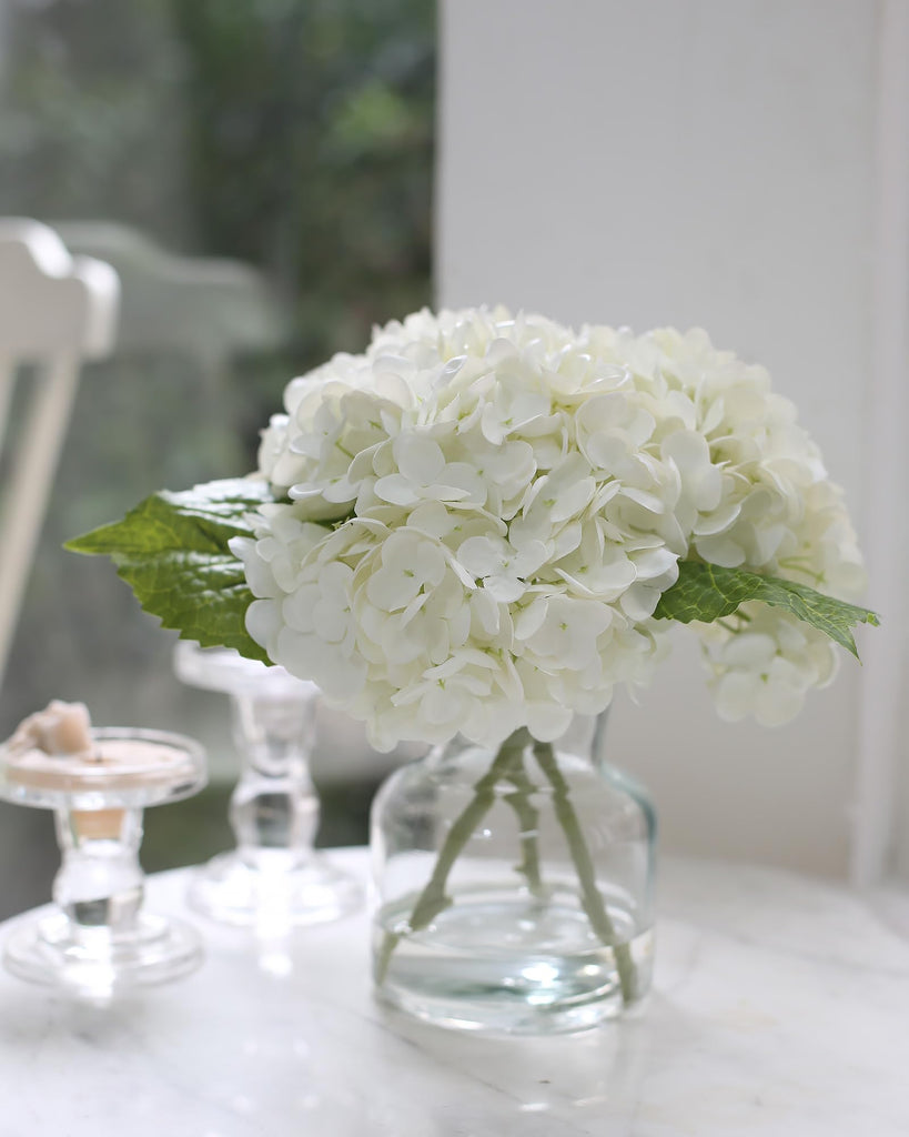 Touch Artificial White in Vase Decoration