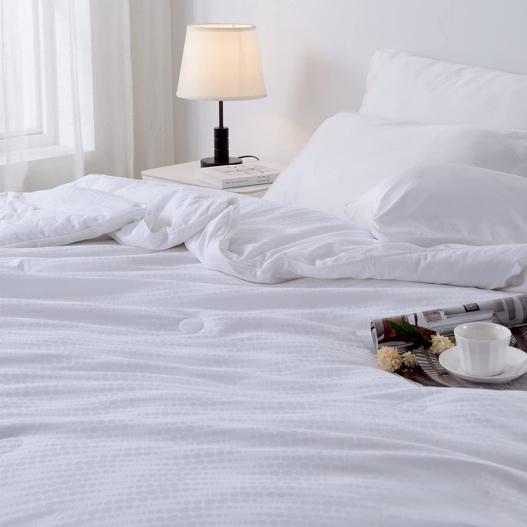 Luxury Silk Comforter for All Season - Cooling Duvet Insert, Lightweight Body Hugging Blanket, Ultra Soft Long Strand