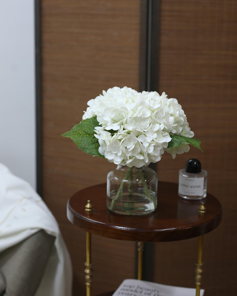 Touch Artificial White in Vase Decoration