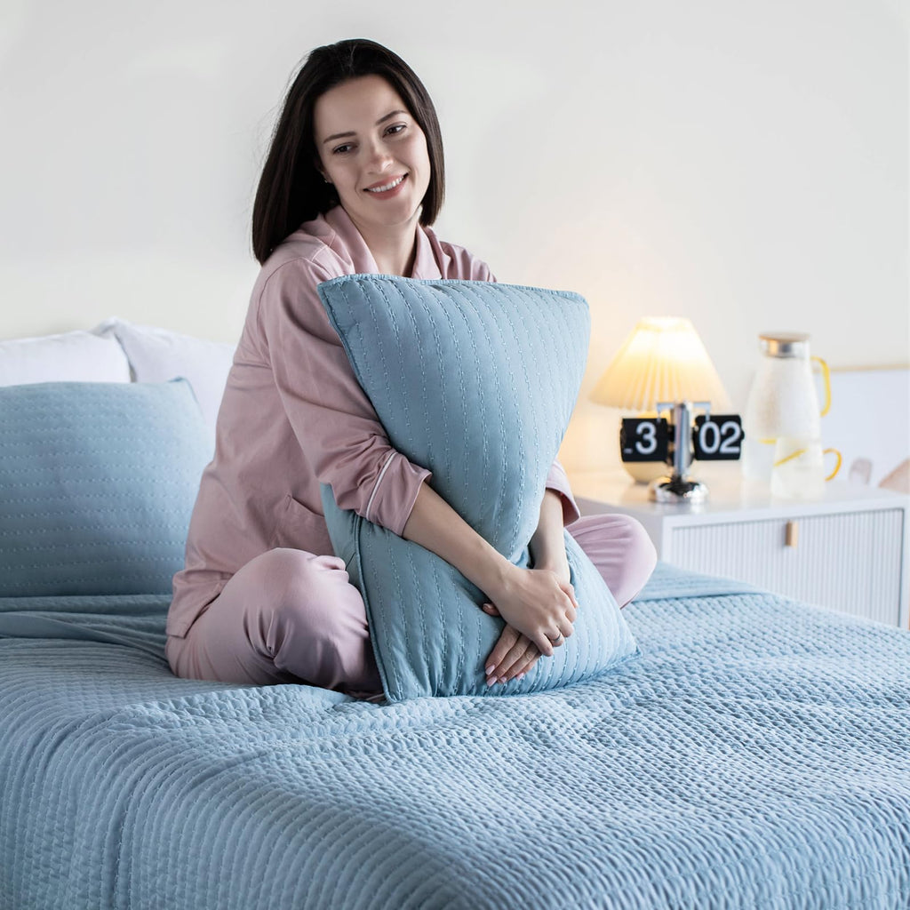 Oversized Queen Quilt Set 102x106, Soft Washed 3-Layer Lightweight
