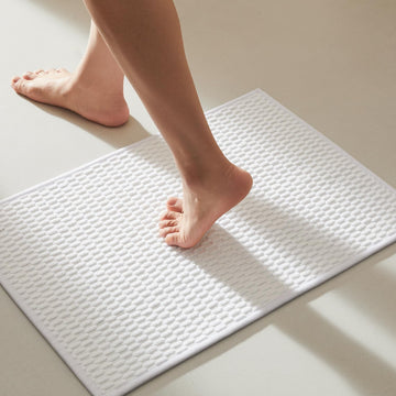 Bathroom Rugs Non Slip Washable, Super Absorbent Thin Bath Mat Small Quick Dry Low Pile Bathroom Rug, White 16"x24"