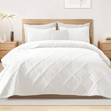 Quilts Queen - White Quilt Set Bedspread with 2 Pillow Shams, Modern Bedding Set with Striped Pattern, Soft