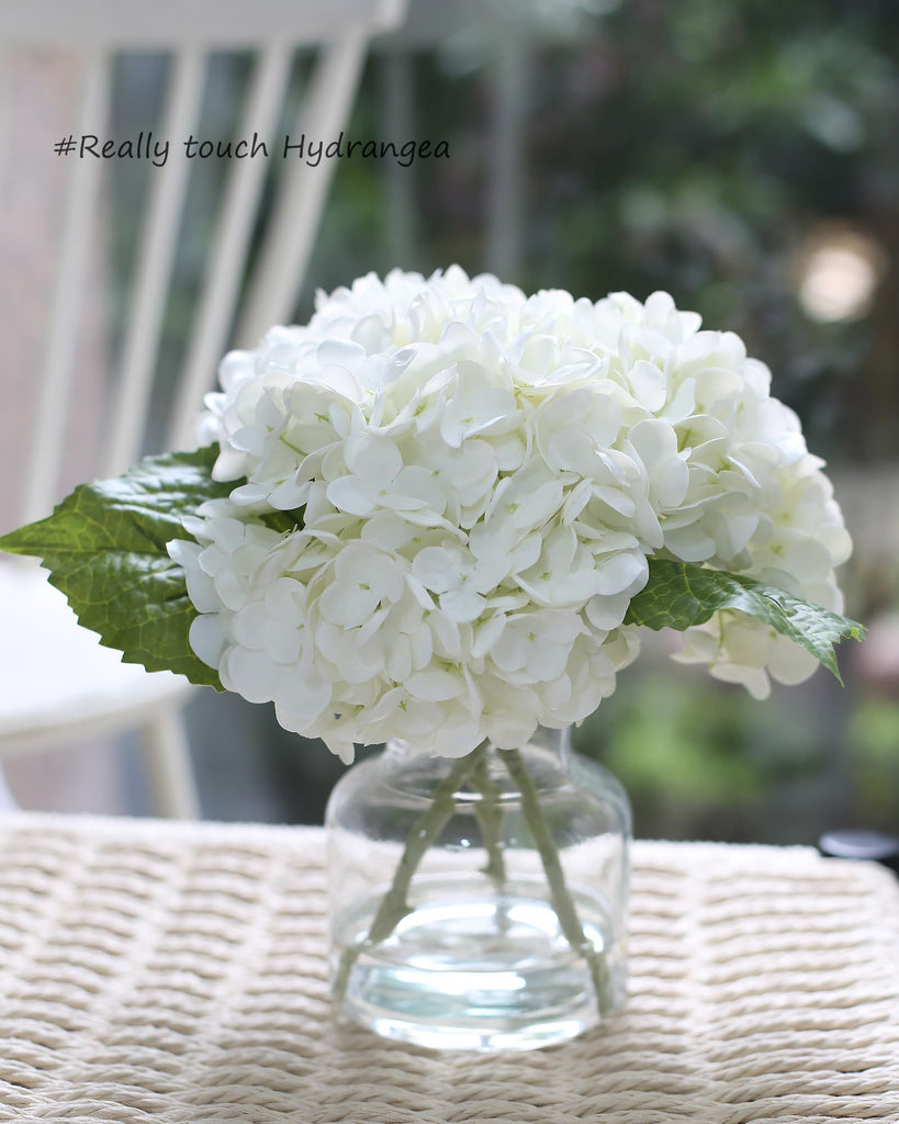 Touch Artificial White in Vase Decoration