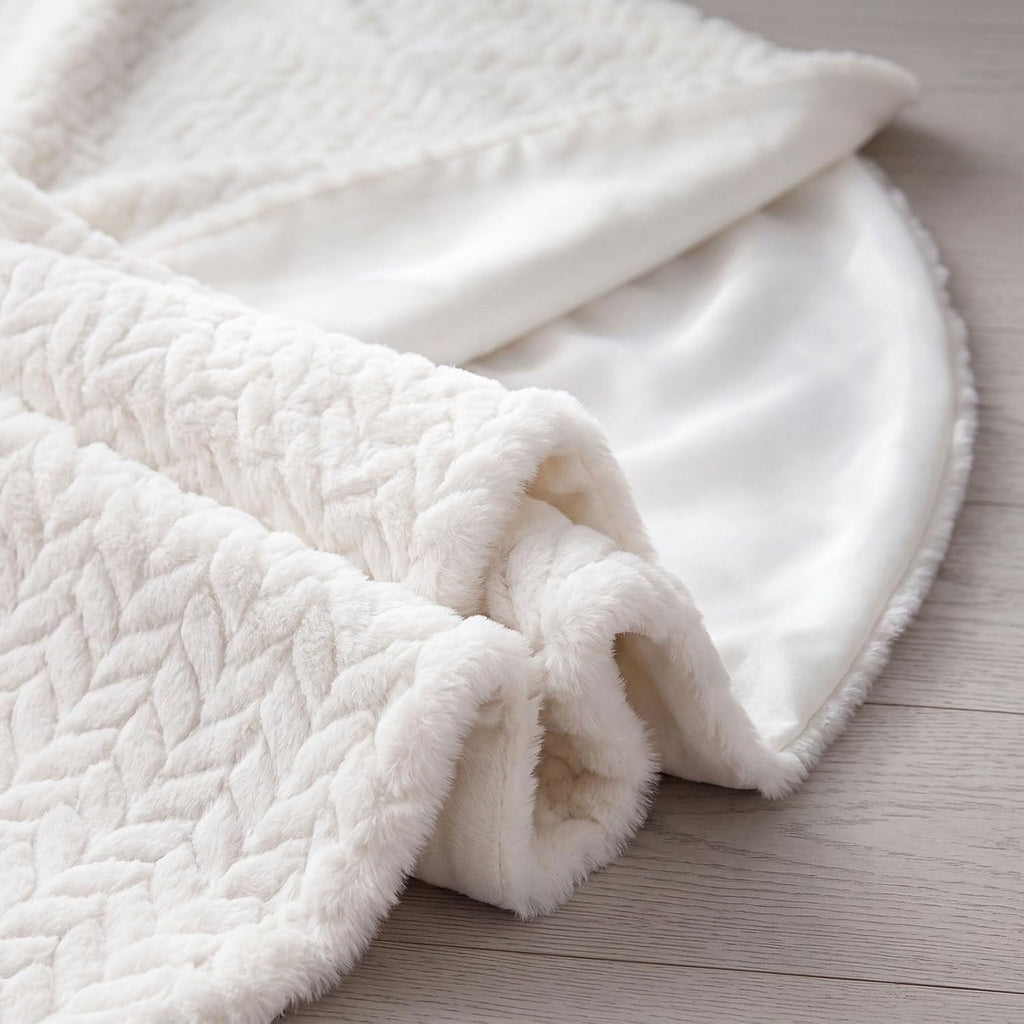 Christmas Tree Skirt, 60-Inch White Cable Knit Decor