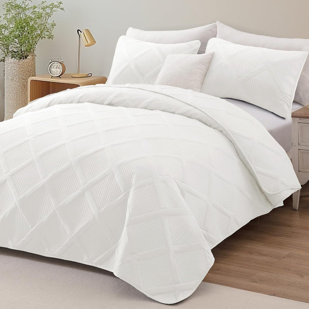 Quilts Queen - White Quilt Set Bedspread with 2 Pillow Shams, Modern Bedding Set with Striped Pattern, Soft