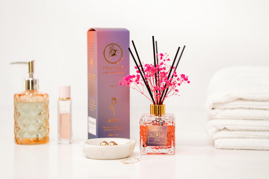 PEANÄK Reed Diffuser Set - Sandalwood Rose Fragrance 6.7oz (200 ml) - Real Preserved Flowers & 8 Reed Sticks Shelf
