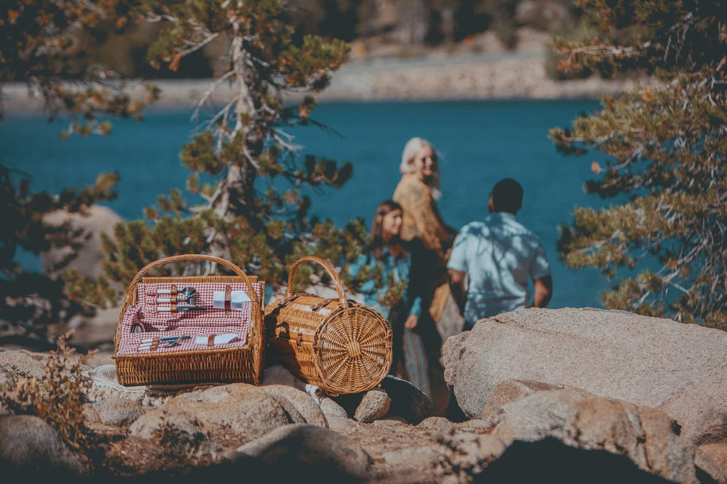 Barrel Wicker Picnic Basket for 2, Romantic English-Style Rounded Wooden Wicker Basket with Deluxe Service for 2