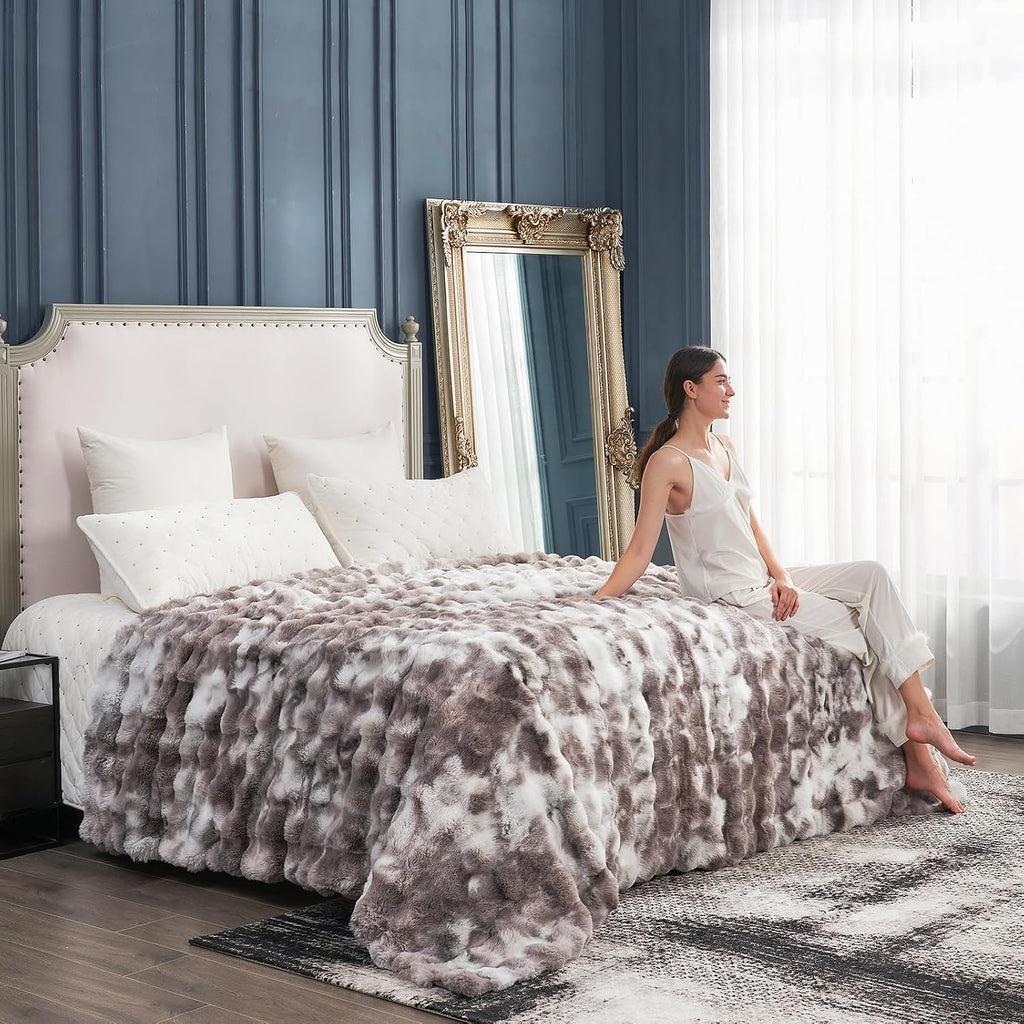 Faux Fur Throw Blanket for Bed King Size, Fuzzy Soft Plush Thick Bubble Blanket for Sofa Bedroom Living Room, 90 * 90