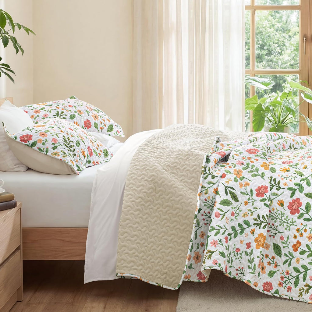 Floral California King Quilt Bedding Set, White Cal King Quilt with Spring Botanical Pattern, Reversible Lightweight