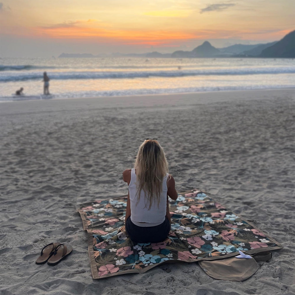 5'x7' Outdoor Family Picnic & Beach Blanket | Durable & Water-Resistant Fabric | Compact Fold & Easily Wipes Clean
