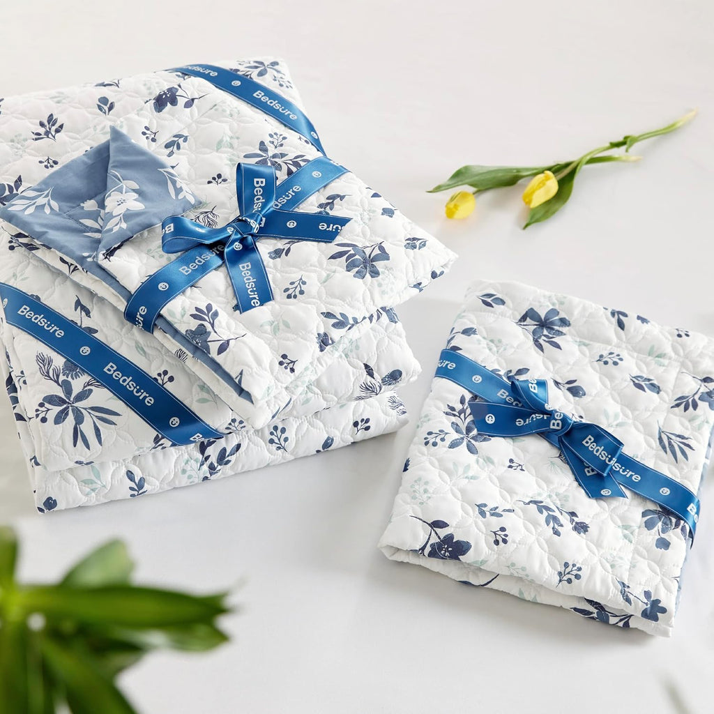 Floral Quilt King - Reversible Blue & White Floral Comforter, Daisy Design Lightweight Bedspread Quilt Bedding, Soft