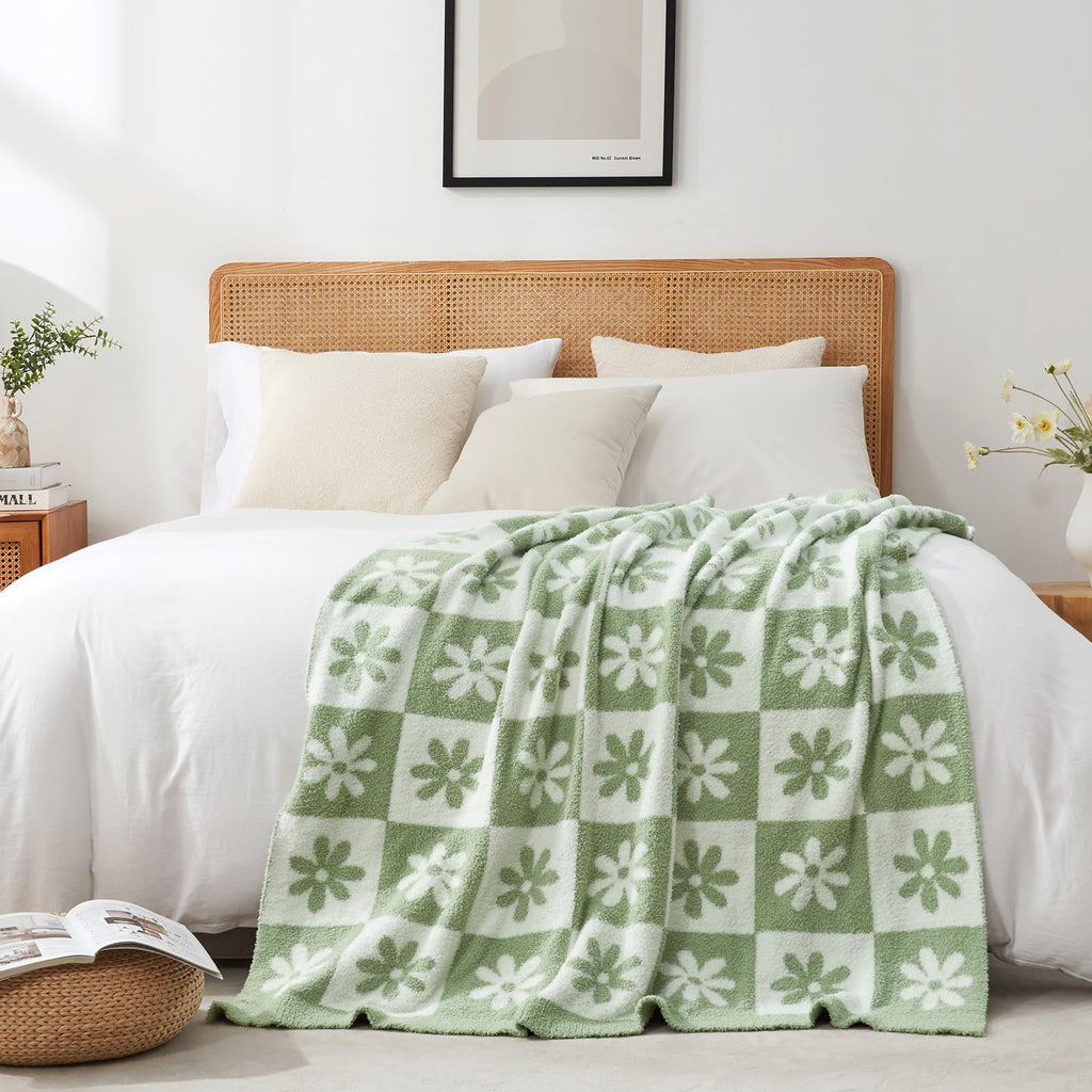 Checkered Blanket, Sage Green Flower Throw Blanket for Couch Plaid Microfiber Fluffy Warm Cozy Fuzzy Soft Throw