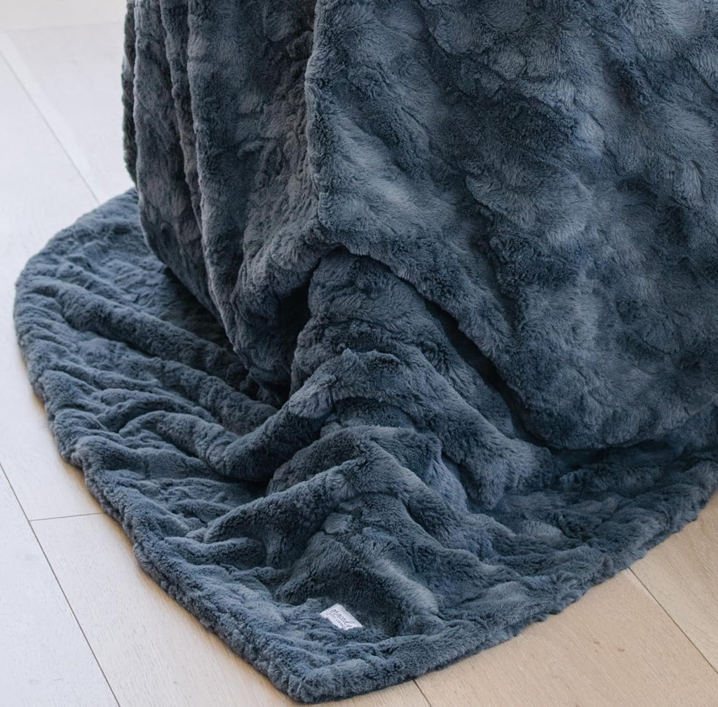 Faux Fur Throw Blanket Soft Fluffy Charcoal 60x80 | Ultra-soft faux fur throw blanket with a fluffy texture for cozy