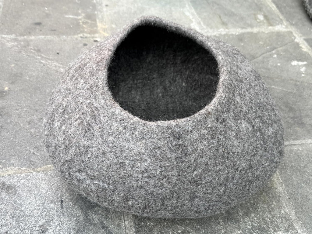 Felt Cat Cave Bed for Indoor Cats - Wool Pet House, Cozy Enclosed Cat Nest, Warm Igloo Hideaway for Small Cats &