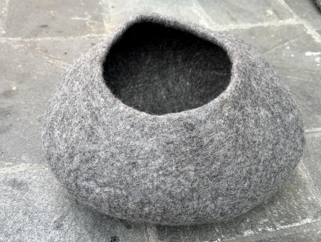 Felt Cat Cave Bed for Indoor Cats - Wool Pet House, Cozy Enclosed Cat Nest, Warm Igloo Hideaway for Small Cats &