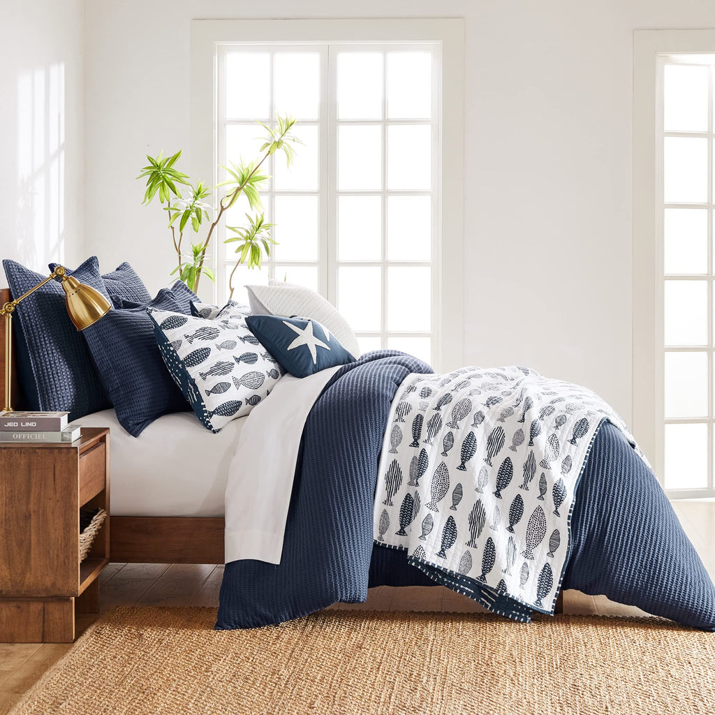 Bakio Quilt Set - Quilt + Two Standard Pillow Shams - Contemporary Coastal in Navy and White - Quilt