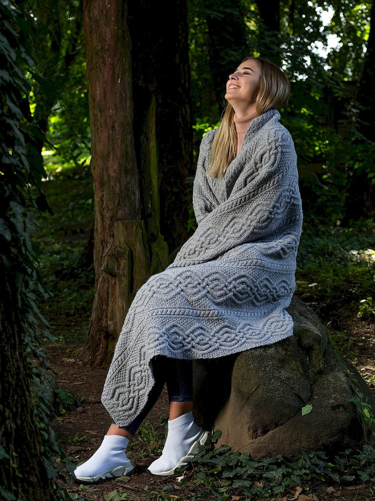 Luxurios Dara 100% Cable Knit Aran Throw/Blanket (Grey) by 69 x 44 inches