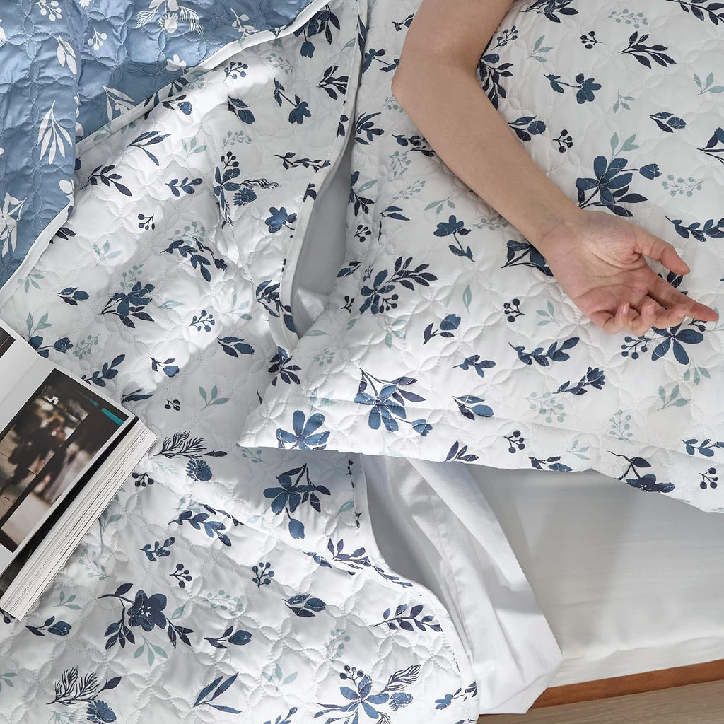 Floral Quilt Queen - Reversible Blue & White Floral Comforter, Daisy Design Lightweight Bedspread Quilt Bedding, Soft