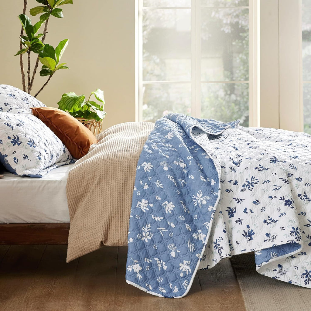 Floral Quilt Queen - Reversible Blue & White Floral Comforter, Daisy Design Lightweight Bedspread Quilt Bedding, Soft