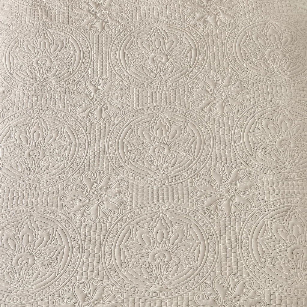 Oversized King Quilt Bedspread 132x 120, Extra Wide Alaska King Quilt, 3 Piece Soft Microfiber Lightweight Super King