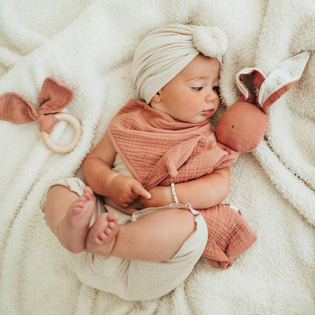 Organic Cotton Newborn Gifts Box, Baby Gifts Unisex incl. Muslin Baby Lovey Comforter (2Pcs) + Baby Bandana Bib Drool