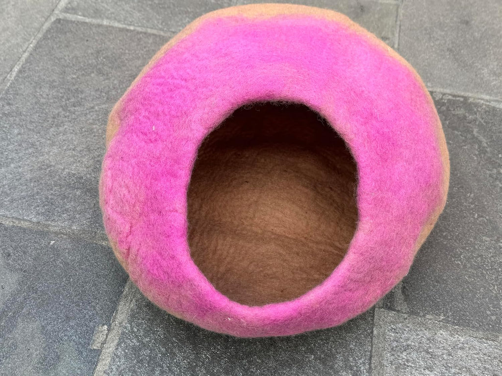 Felt Cat Cave Bed - Cozy Wool Pet House for Indoor Cats & Kittens, Enclosed Cat Hideaway, Warm Sleeping Pod, Pink &