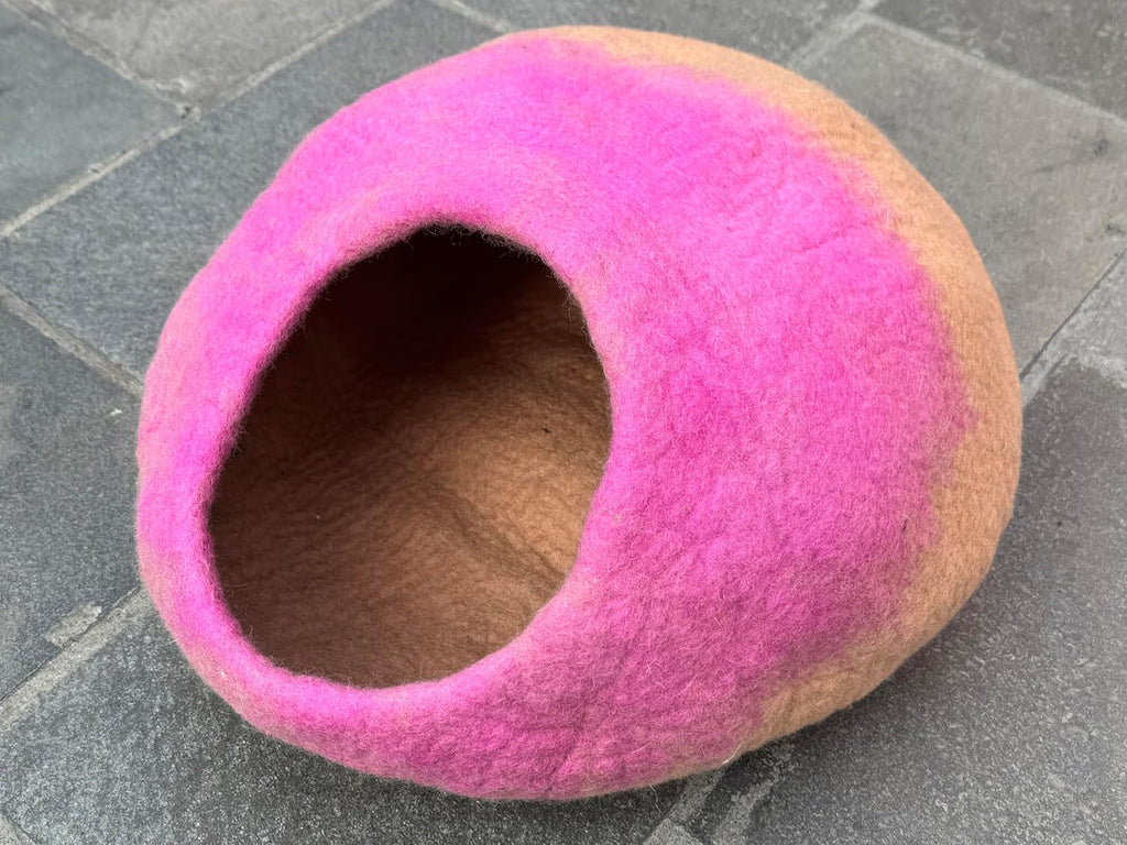 Felt Cat Cave Bed - Cozy Wool Pet House for Indoor Cats & Kittens, Enclosed Cat Hideaway, Warm Sleeping Pod, Pink &