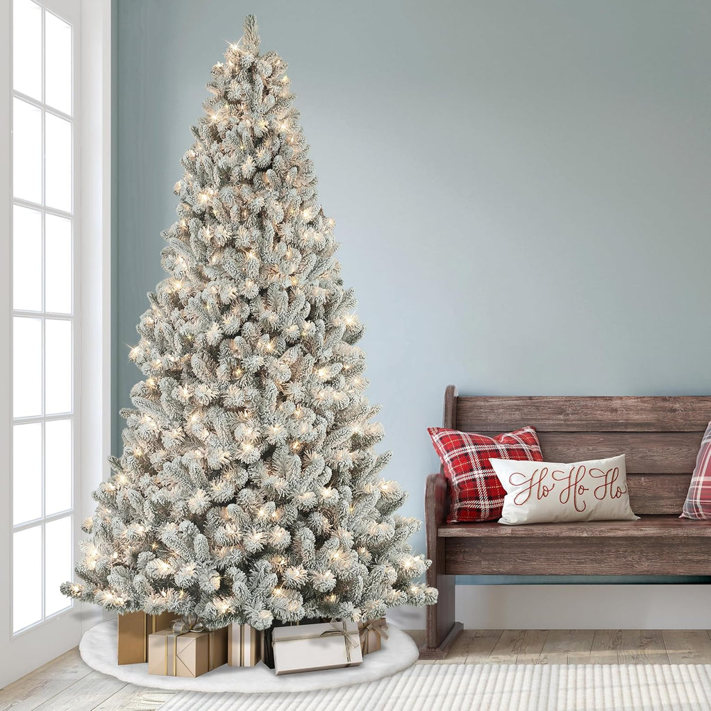 Pre-Lit 7.5' Flocked Virginia Pine Artificial Christmas Tree with 500 Lights, Green