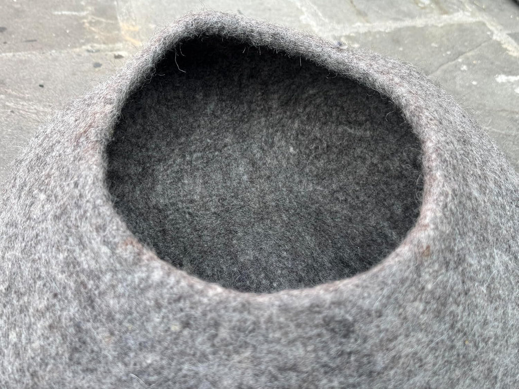 Felt Cat Cave Bed for Indoor Cats - Wool Pet House, Cozy Enclosed Cat Nest, Warm Igloo Hideaway for Small Cats &