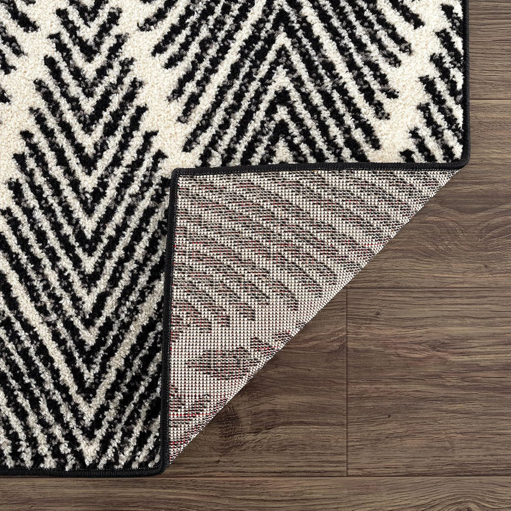 Nordic Collection Area Rug -Intricate Diamond Pattern in Black/Cream - 4'x6' - Easy to Clean - Durable for Kids &
