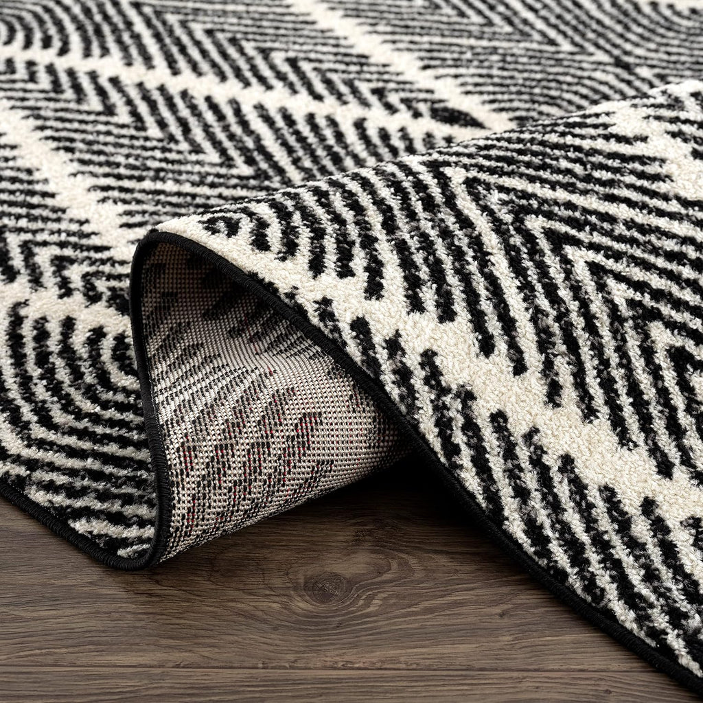 Nordic Collection Area Rug -Intricate Diamond Pattern in Black/Cream - 4'x6' - Easy to Clean - Durable for Kids &